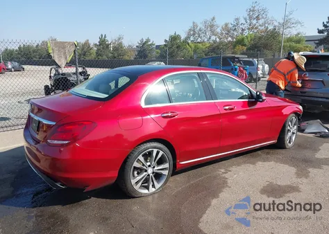 2016 Mercedes-Benz C 300 z USA, uszkodzony, nr VIN 55SWF4JB6GU158613